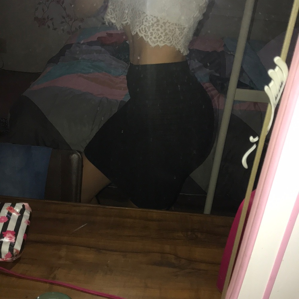 Black stretchy skirt.